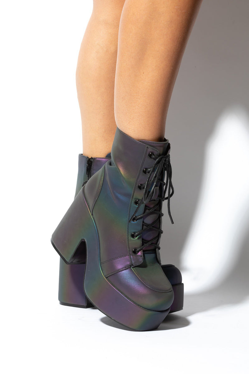 WOMEN'S THICK PLATFORM BOOTS WITH REFLECTIVE LACES