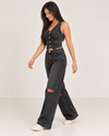 26185 Conjunto Charlie - Vista lateral de Jessica caminando